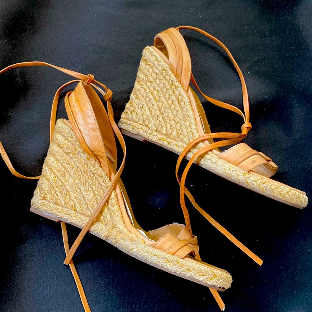 Summer woven sandals. ♻️ upcycle, recycle ♻️ it has a lot of potential.